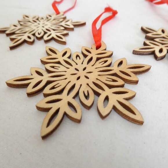 NEW LASER CUT WOOD SNOWFLAKE CHRISTMAS ORNAMENT SET OF 12 - Picture 9 of 9